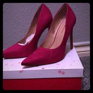 Suede-like fuchsia 6 inch pumps.